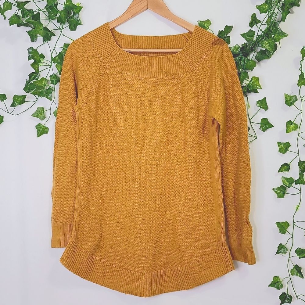 Loft. Lightweight Sweater. Rounded Bottom. Size Medium. EUC